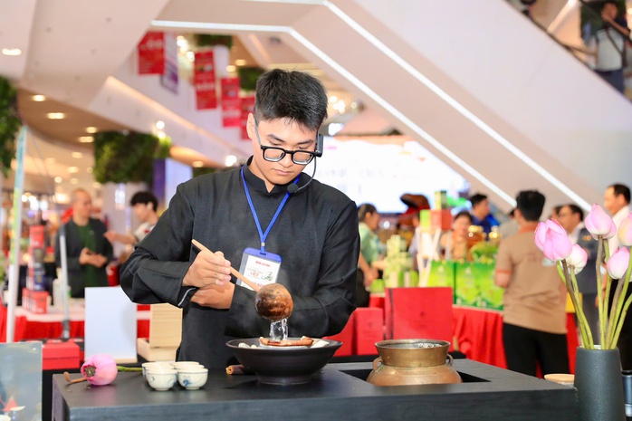 Bà Phan Thị Thắng tham quan gian hàng tại Chương trình "Tôn vinh cà phê, trà Việt" lần 3 - 2025- Ảnh 6. Bà Phan Thị Thắng tham quan gian hàng tại Chương trình "Tôn vinh cà phê, trà Việt" lần 3 - 2025- Ảnh 6.
