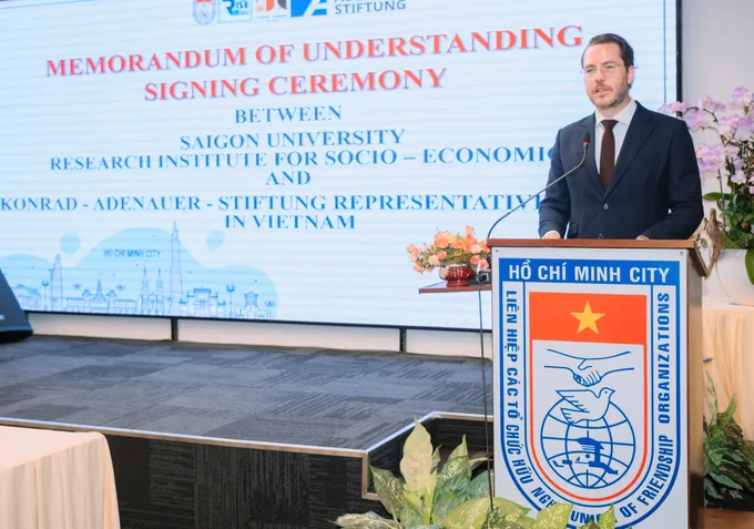 Ông Florian Feyerabend, Trưởng đại diện Viện KAS tại Việt Nam phát biểu tại lễ ký kết DSCF6111.jpg