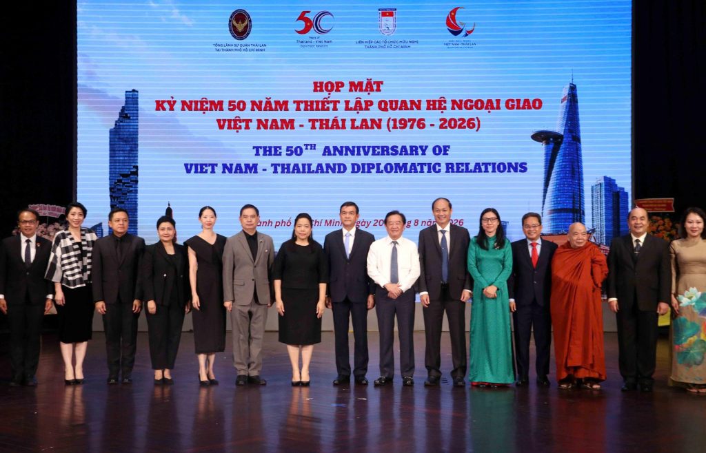 Các đại biểu chụp ảnh lưu niệm