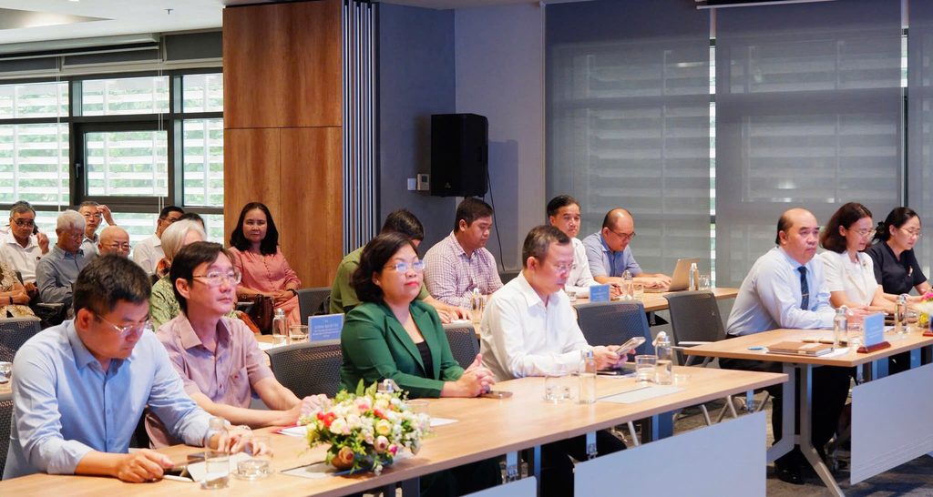 Bà Nguyễn Trường Nhật Phượng, Phó Chủ tịch Hội đồng Nhân dân Thành phố Hồ Chí Minh, cùng đại diện Thành ủy, Ủy ban Nhân dân, Ủy ban Mặt trận Tổ quốc Việt Nam Thành phố; một số sở, ngành, đơn vị liên quan; lãnh đạo các tổ chức thành viên của Liên hiệp cùng đại diện kiều bào cùng dự hội nghị.